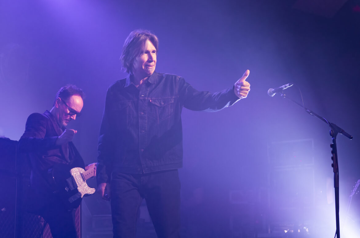 Photo of Del Amitri walking out on stage