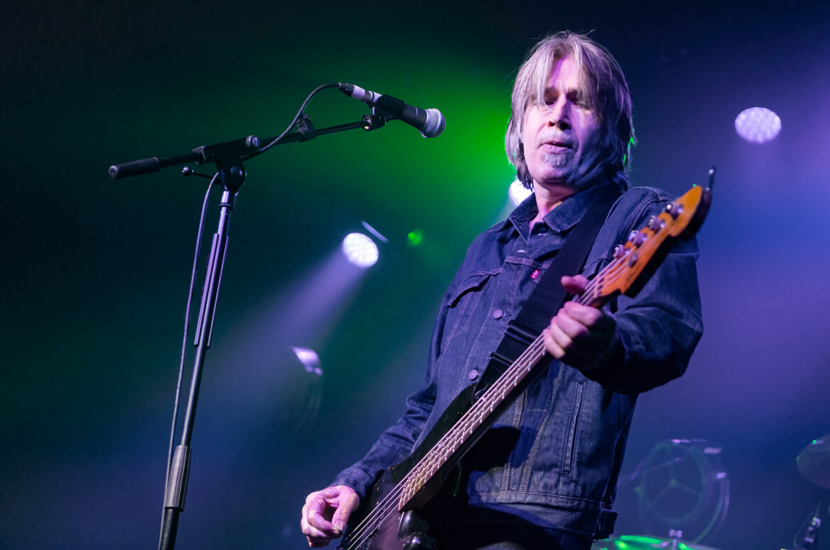 Photo of Justin Currie playing bass guitar