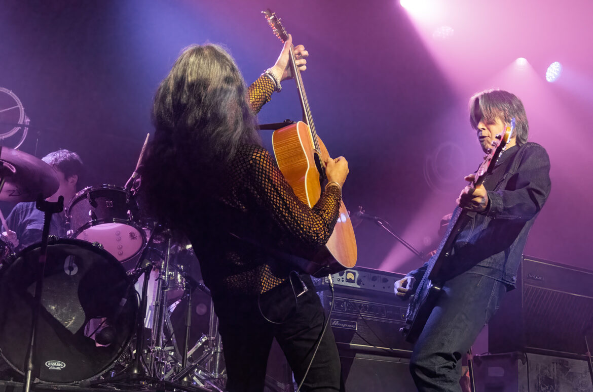 Photo of Del Amitri performing on stage