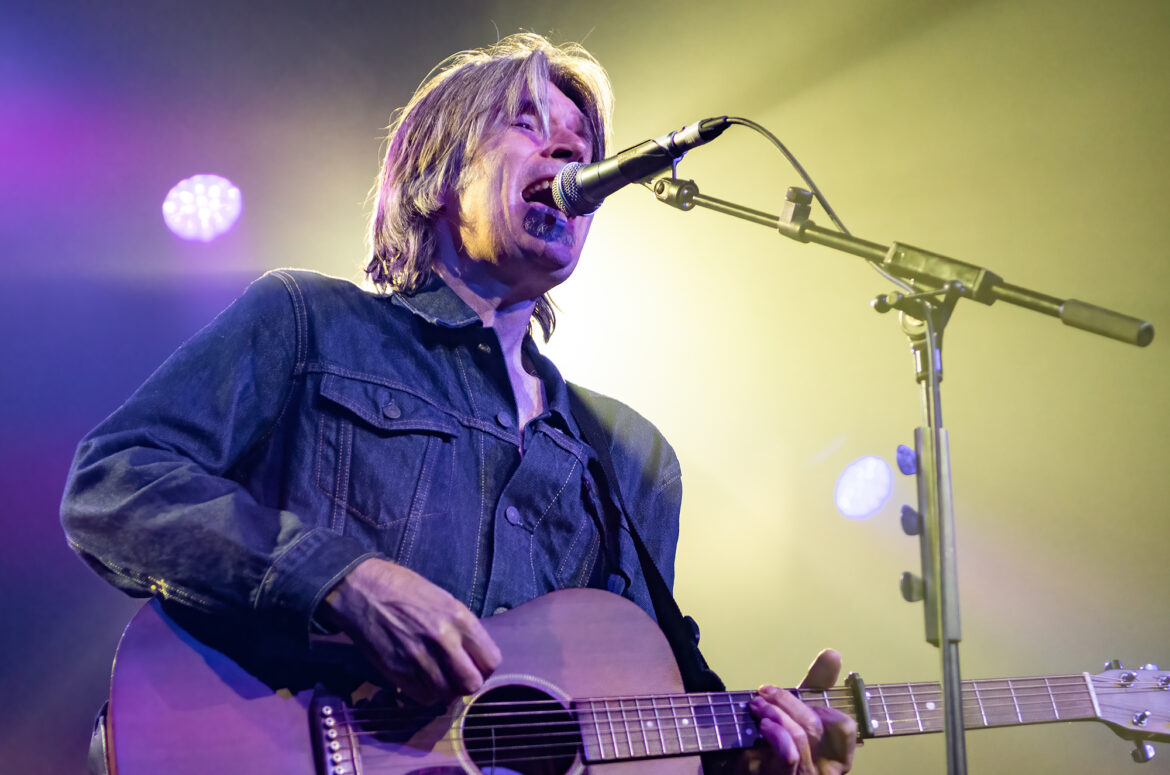 Photo of Justin Currie singing