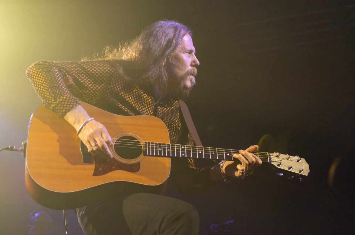Photo of Iain Harvie playing acoustic guitar