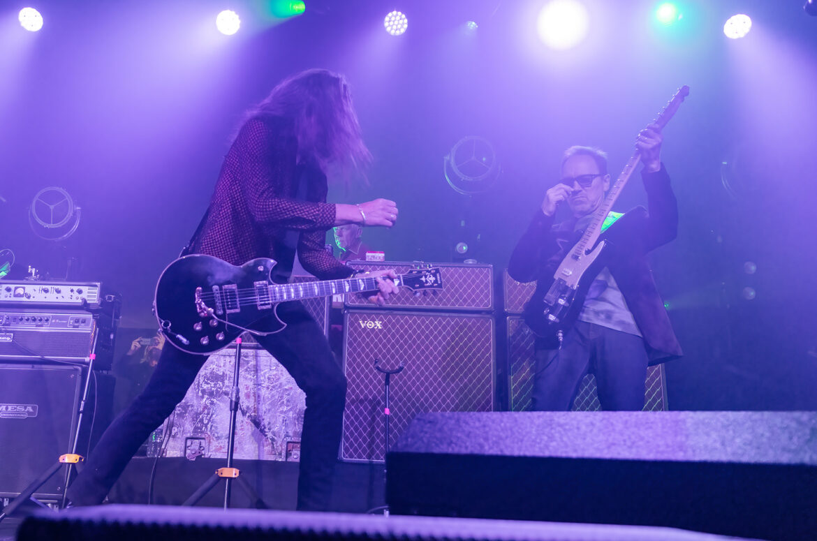 Photo of Iain Harvie and Kris Dollimore playing guitar on stage